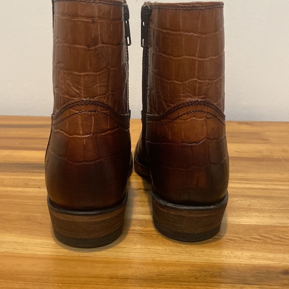 NWT Frye Billy Inside Zip Ankle Boot in Tan Croc Size 6 - Picture 12 of 16
